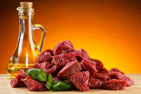 Raw beef on cutting board — Stock Photo, Image