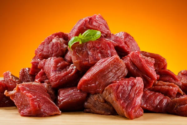 Raw beef on cutting board — Stock Photo, Image