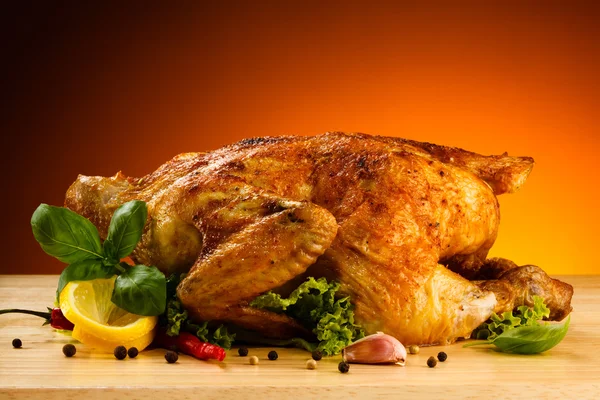 Roasted chicken and vegetables — Stock Photo, Image