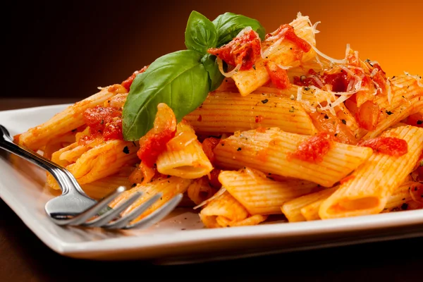 Massa com molho de tomate e parmesão — Fotografia de Stock