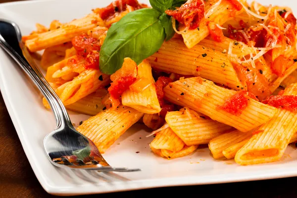 Nudeln mit Tomatensauce und Parmesan — Stockfoto