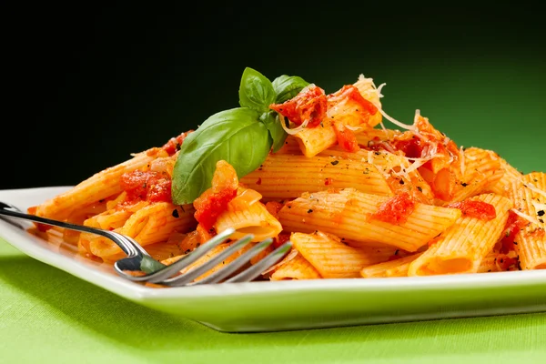 Pasta met tomatensaus en parmezaanse kaas — Stockfoto