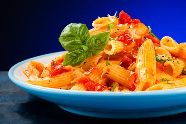 Pasta met tomatensaus en parmezaanse kaas — Stockfoto