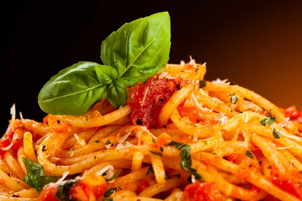 Pasta met tomatensaus en parmezaanse kaas — Stockfoto