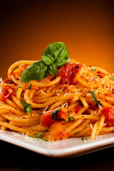 Pâtes avec sauce tomate et parmesan — Photo