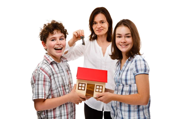 Família feliz com modelo de casa — Fotografia de Stock