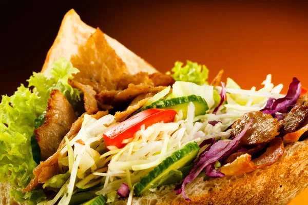 ケバブ - 肉のグリル、パン、野菜 — ストック写真