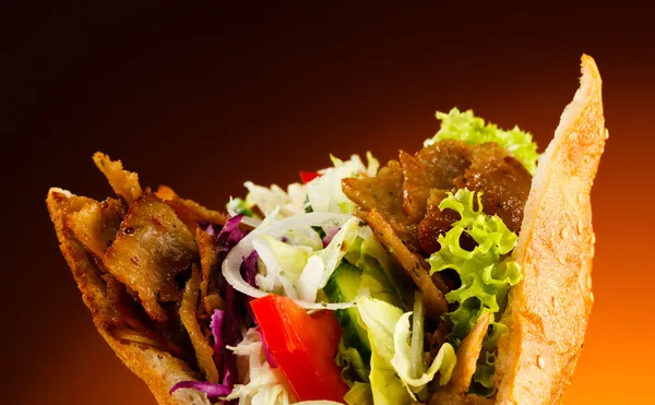 Kebab - grillezett hús, kenyérrel és friss zöldségekkel — Stock Fotó