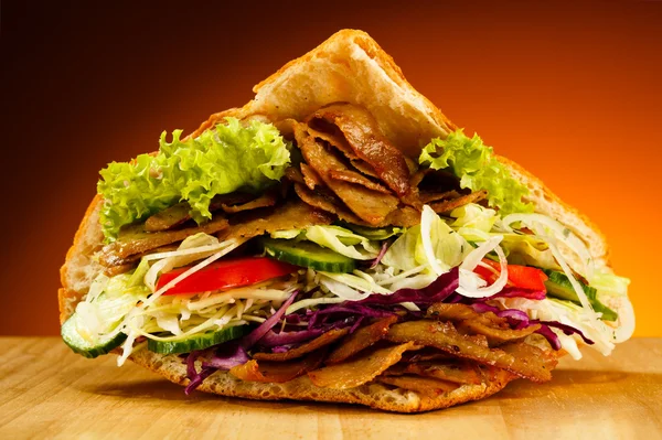 ケバブ - 肉のグリル、パン、野菜 — ストック写真