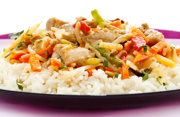 Comida asiática - carne assada com legumes e arroz — Fotografia de Stock