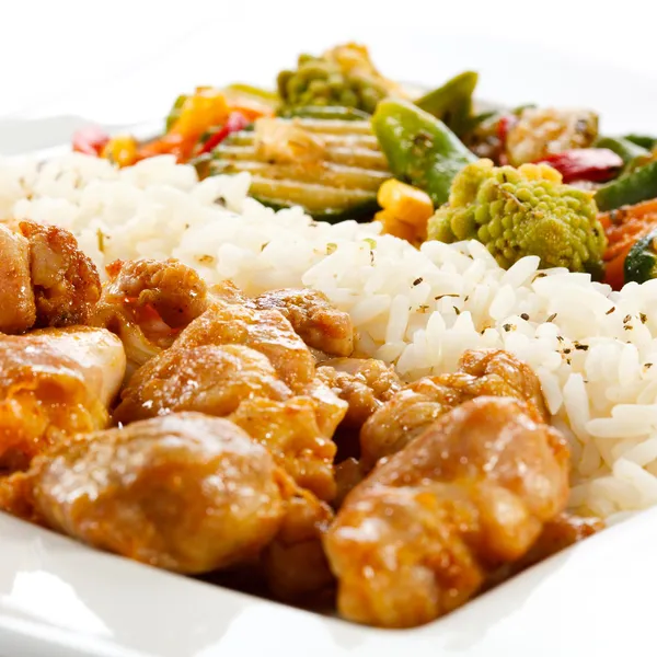 Sült csirke rögök, rizzsel és zöldségekkel — Stock Fotó