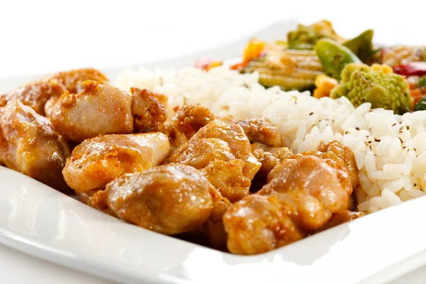 Fried chicken nuggets with rice and vegetables — Stock Photo, Image