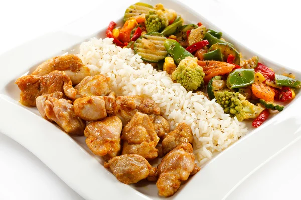 Fried chicken nuggets with rice and vegetables — Stock Photo, Image