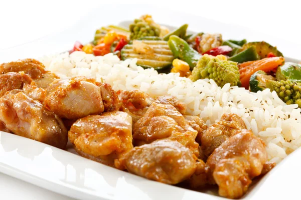 Fried chicken nuggets with rice and vegetables — Stock Photo, Image