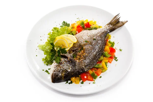 Plat de poisson - poisson et légumes rôtis — Photo