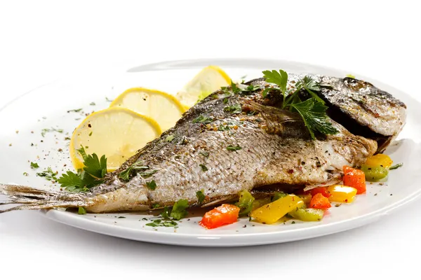 魚料理の魚のローストと野菜 — ストック写真