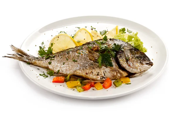 Piatto di pesce - pesce arrosto e verdure — Foto Stock