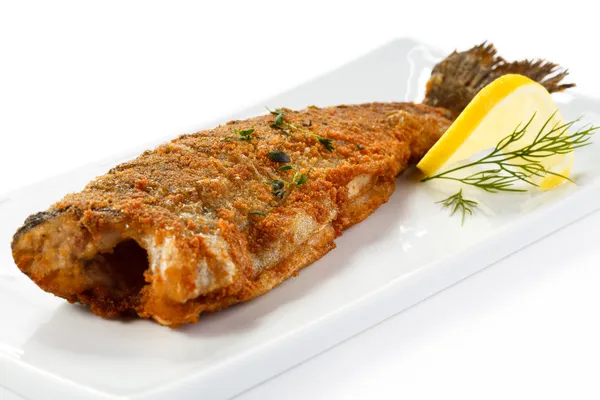 Rybí pokrm - smažené ryby a zelenina — Stock fotografie
