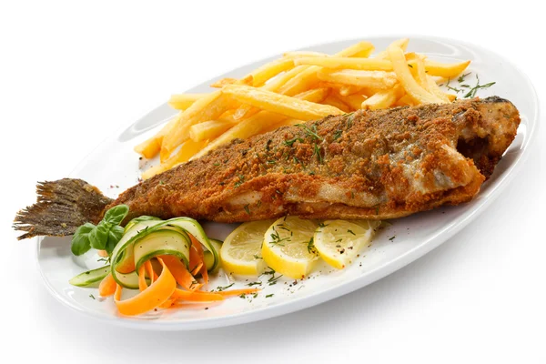 Plato de pescado: pescado frito, papas fritas y verduras —  Fotos de Stock