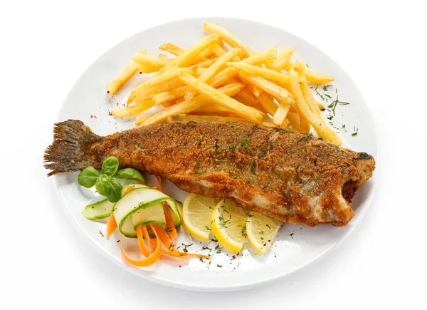 Piatto di pesce - pesce fritto, patatine fritte e verdure — Foto Stock