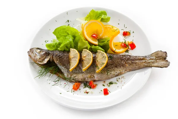 Fiskrätt - stekt fisk och grönsaker — Stockfoto