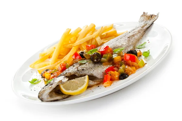 鱼菜-烤鳟鱼和蔬菜 — 图库照片
