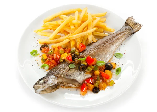 鱼菜-烤鳟鱼和蔬菜 — 图库照片