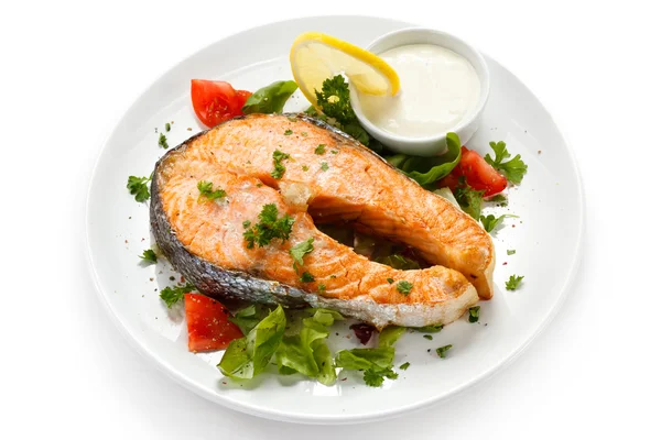 Grilled salmon and vegetables — Stock Photo, Image