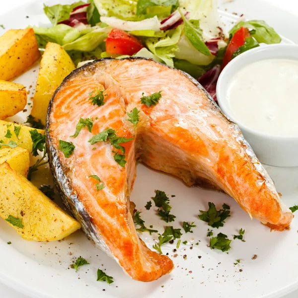 Grilled salmon, baked potatoes and vegetables — Stock Photo, Image