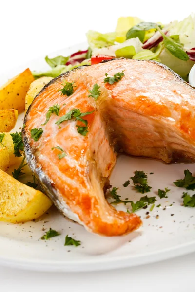 Salmone alla griglia, patate al forno e verdure — Foto Stock