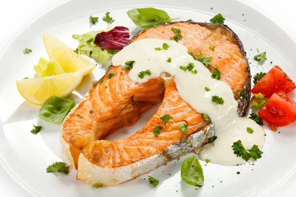 Gegrillter Lachs und Gemüse — Stockfoto