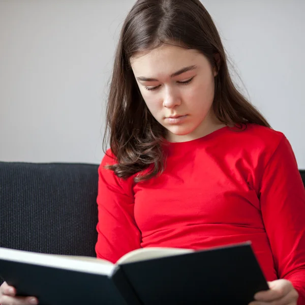 Meisje lezen boek thuis — Stockfoto