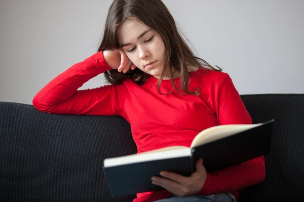 Chica leyendo libro en casa — Foto de Stock