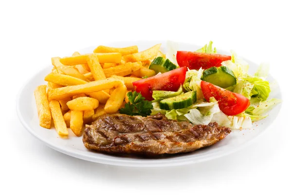 Grillezett steak, sült krumpli és zöldség — Stock Fotó