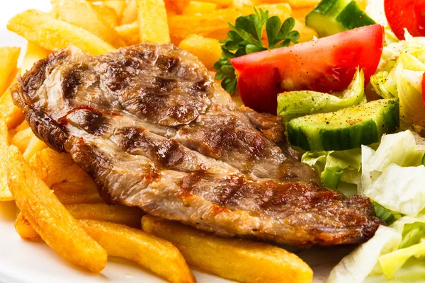 Grilled steak, French fries and vegetables — Stock Photo, Image