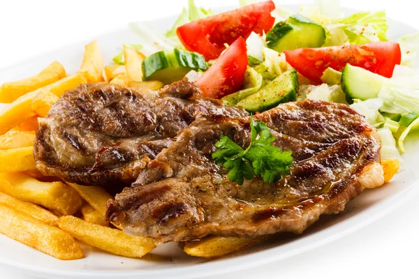 Grilled steak, French fries and vegetables — Stock Photo, Image