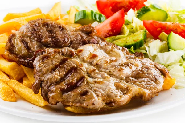 Grilovaný steak, hranolky a zelenina — Stock fotografie