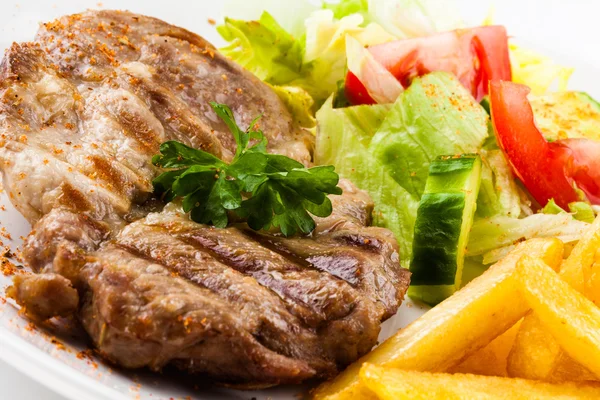 Steak vom Grill, Pommes und Gemüse — Stockfoto