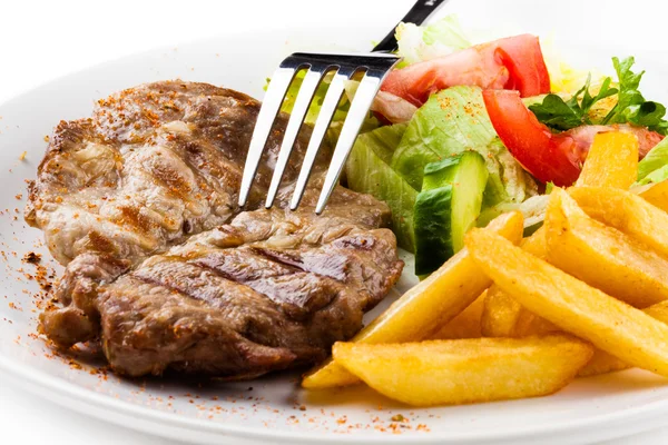 Steak grillé, frites et légumes — Photo