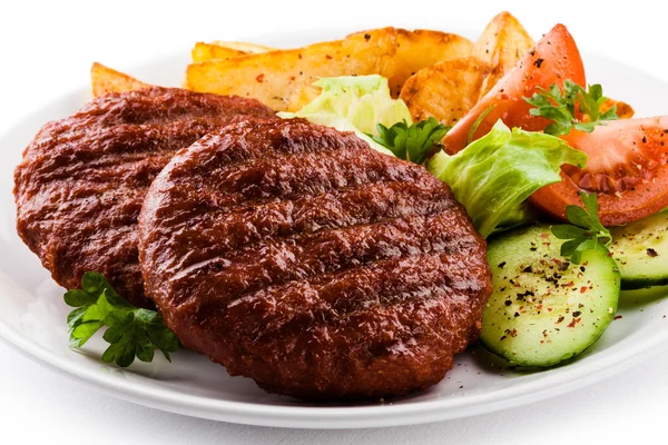 Gegrilde biefstuk, geroosterde aardappelen en groenten — Stockfoto