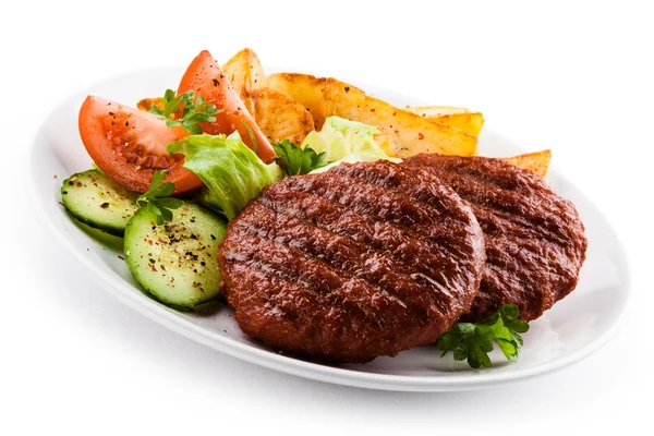 Carne de res a la parrilla, patatas asadas y verduras —  Fotos de Stock