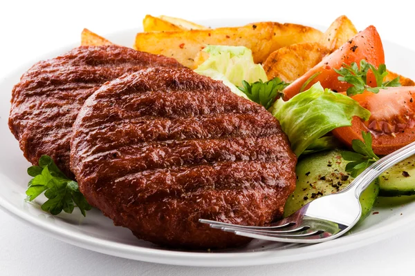 Izgara biftek, kavrulmuş patates ve sebze — Stok fotoğraf