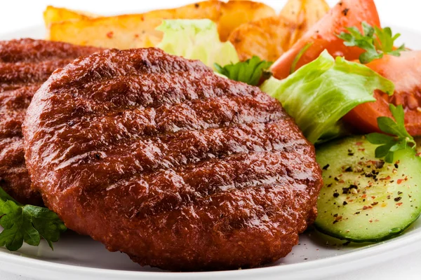 Grilovaný biftek, opečené brambory a zelenina — Stock fotografie