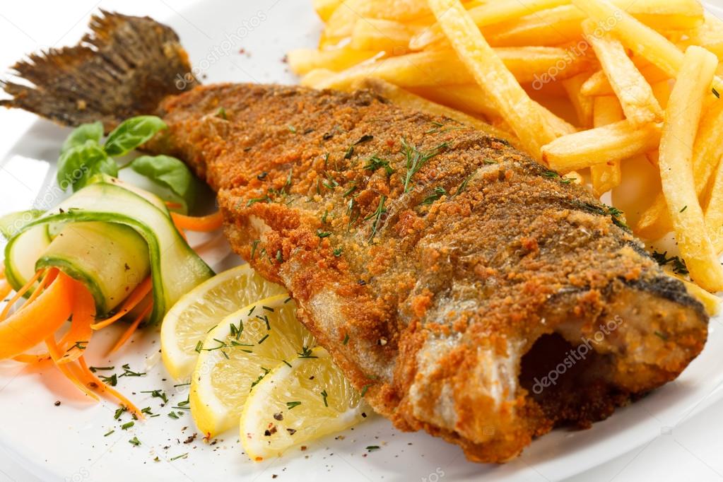 Fish dish fried fish, French fries and vegetables — Stock Photo