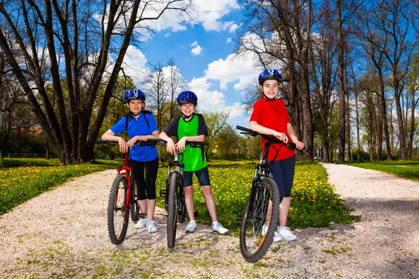 Aktives Familienradfahren — Stockfoto