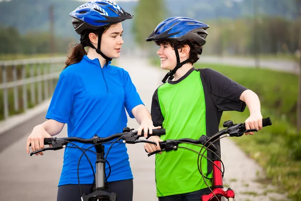 女孩和男孩骑山地自行车 — 图库照片