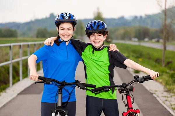 Meisje en jongen fietsen — Stockfoto