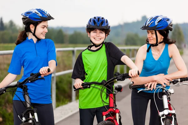 Aktiv familj cykling — Stockfoto