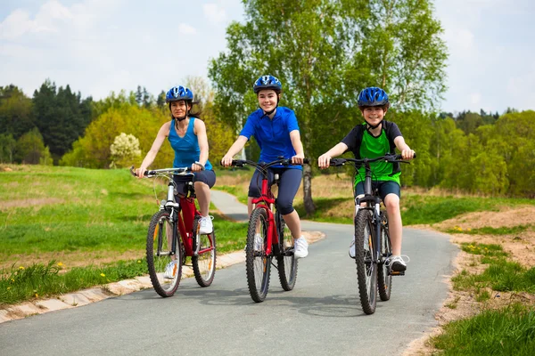 Actieve familie fietsen — Stockfoto