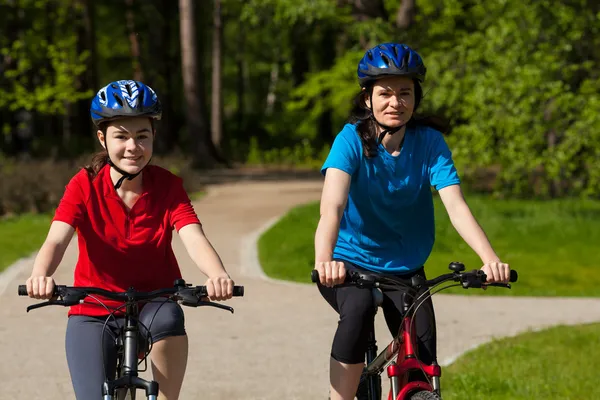 Meisjes rijden fietsen — Stockfoto